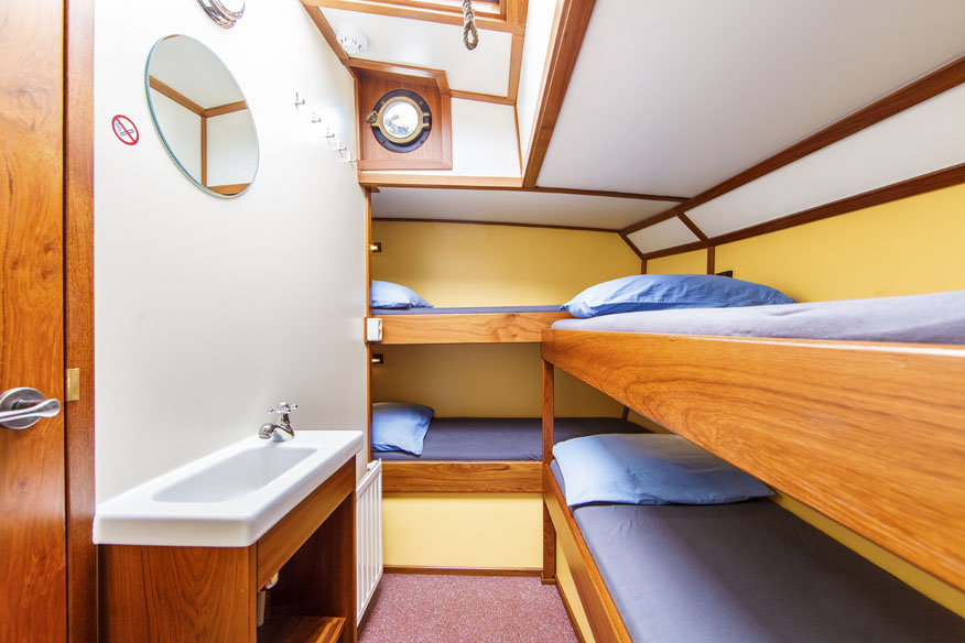 Het interieur van een vierpersoonshut aan boord van De Vlieter Het interieur van een vierpersoonshut aan boord van De Vlieter